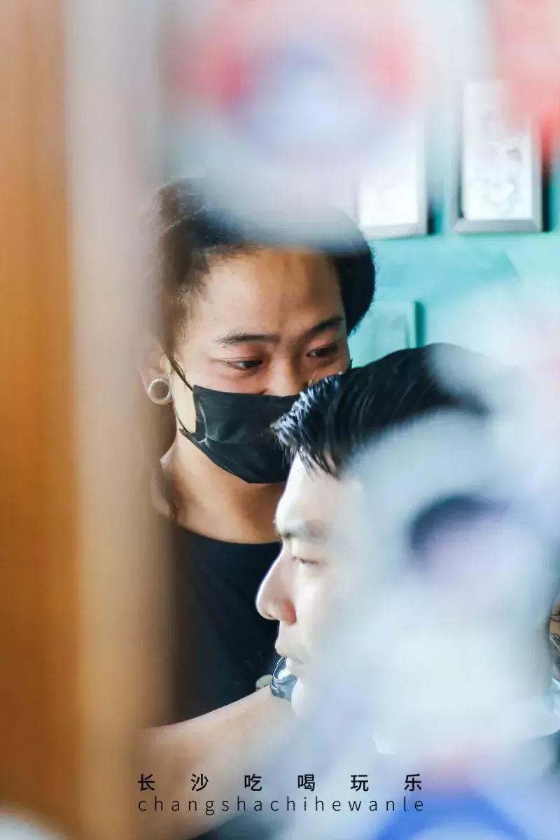 20分钟剪完一个男发算久吗,剪一个男发十五分钟