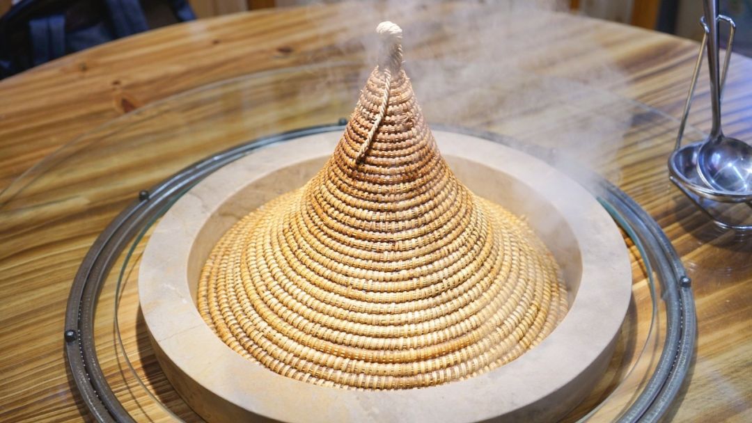 草帽当锅盖的石锅鱼,草帽蒸汽石锅鱼