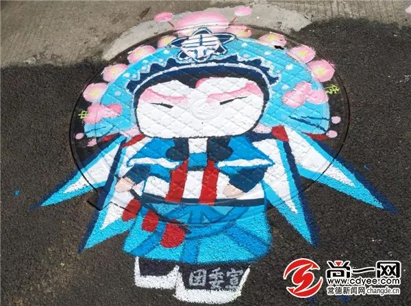 高校学生为井盖作画,萌萌哒学生手绘