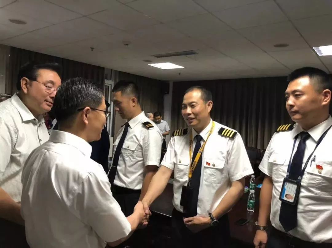 川航机长首次露面，亲述“空中浩劫”惊魂经历：副机长半个身子被吸出窗外、温度骤降外加强风力袭击……