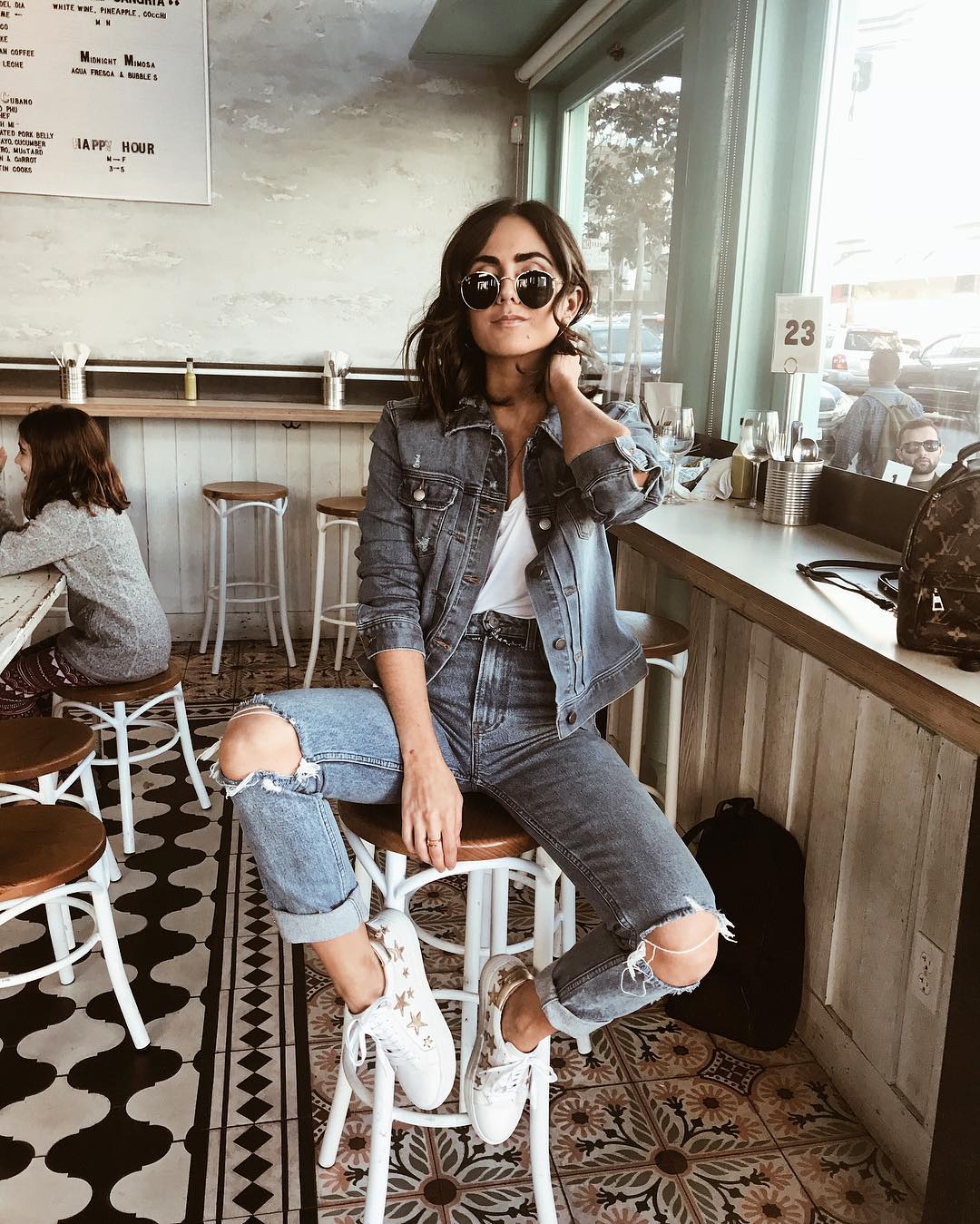 破洞牛仔裤的穿搭技巧,破洞牛仔裤的穿搭示范