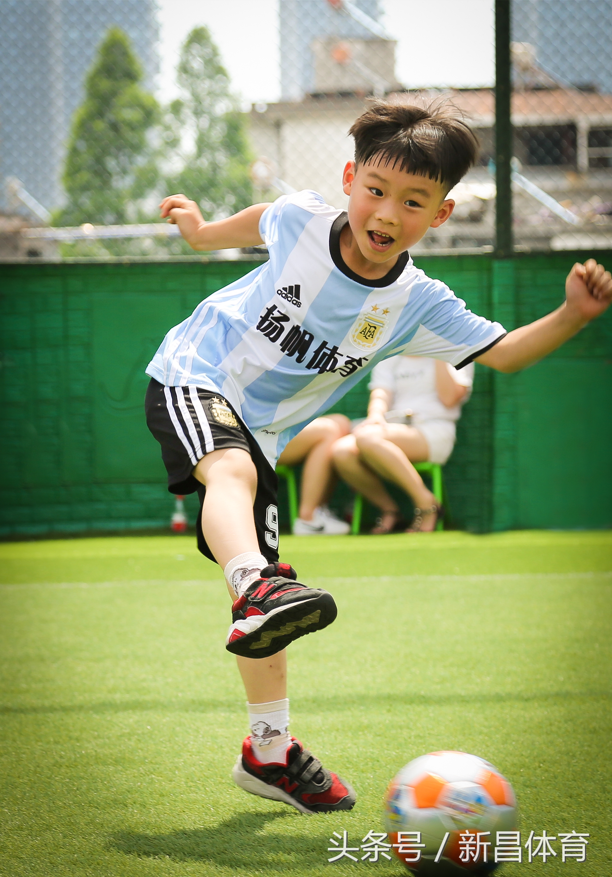 幼儿园足球特色学校观摩活动,幼儿园开展足球嘉年华活动报道