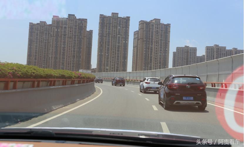 这智能联网SUV不到15万，配10寸屏幕，送3年流量，还买荣威RX5？