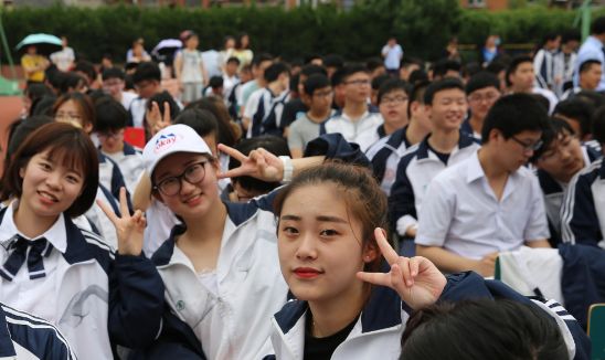 今天，马鞍山这所学校近千名学生聚集在操场，场面震撼！