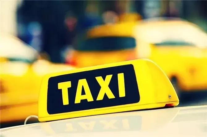 女子深夜在偏僻处下出租车，这位“的哥”的举动暖哭了！