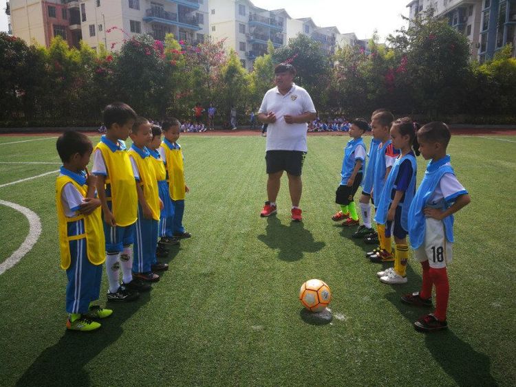 小学校园足球联赛开赛报道,多彩的活动校园足球联赛