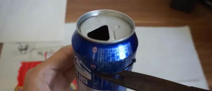 我竟然给蟑螂买了一套房子并请它喝了一罐哈尔滨？