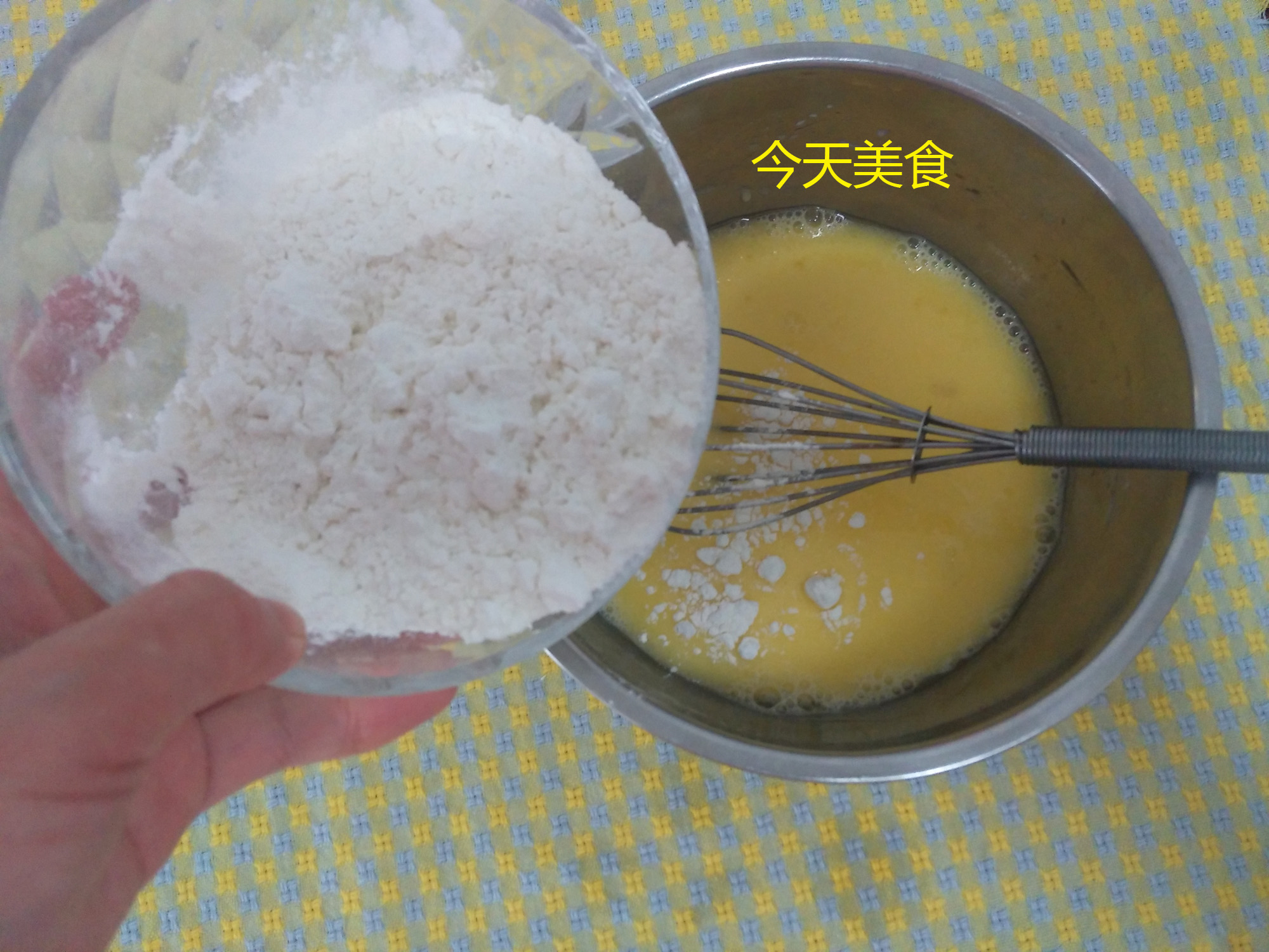 这有详细图文介绍，学一学怎么做蛋糕，就不会被戚风给“气疯”了