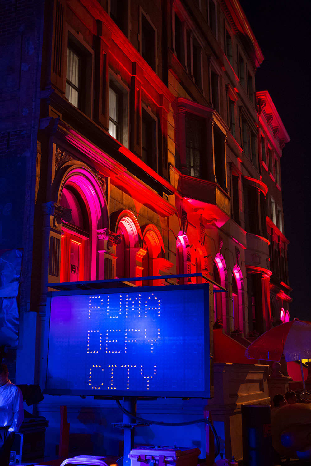 穿了这双新鞋显得腿好长！全球粉丝最多的明星亲自带货！