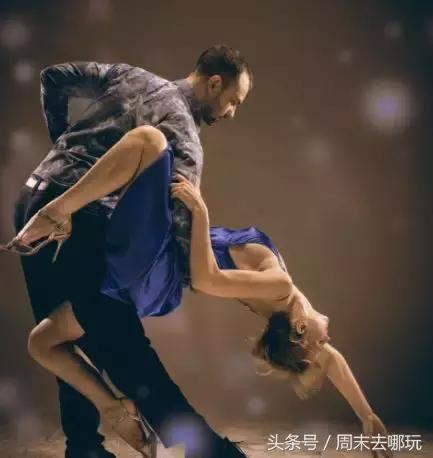 去了夏威夷才知道女人不用穿bra,去了斐济才知道,男人不爱穿裤子