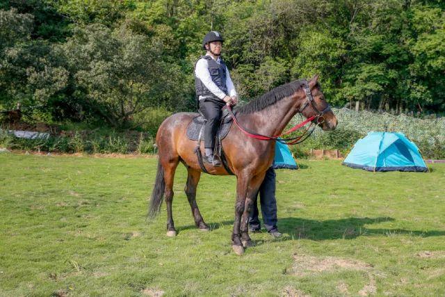 雪浪山花海几步之遥，藏着一个可骑马飚车还风景如画的山庄