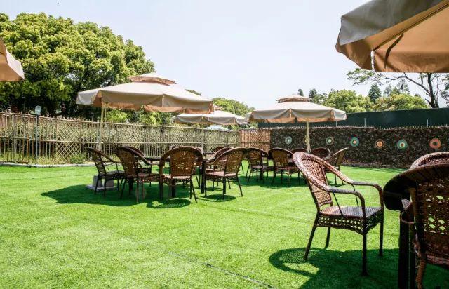 雪浪山花海几步之遥，藏着一个可骑马飚车还风景如画的山庄