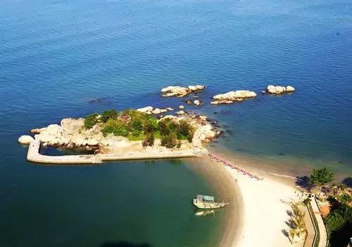 巽寮湾(读:xùnliáowān是粤东数百公里中海水最洁净海湾之一