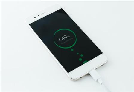 手机电量每次要充满吗,手机电量是用完再充还是随用随充