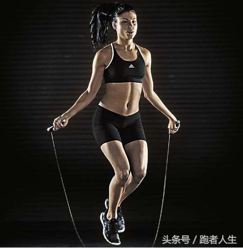 胳膊上软绵绵的赘肉怎么办？一些瘦手臂的好方法，把肥肉练成肌肉