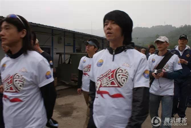 穿越地震带之什邡日记：地震周年谭咏麟黄日华众明星到蓥华小学