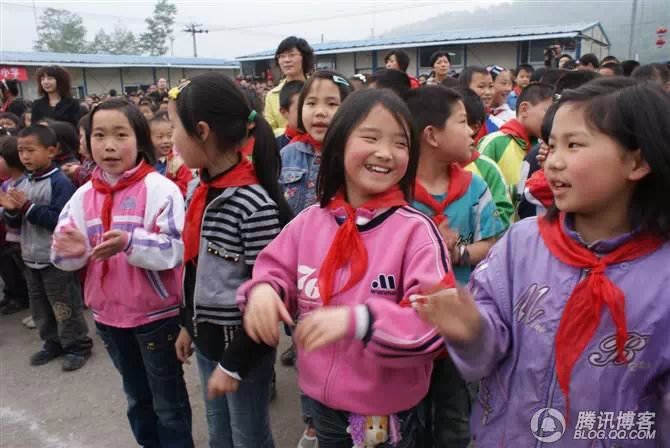 穿越地震带之什邡日记：地震周年谭咏麟黄日华众明星到蓥华小学