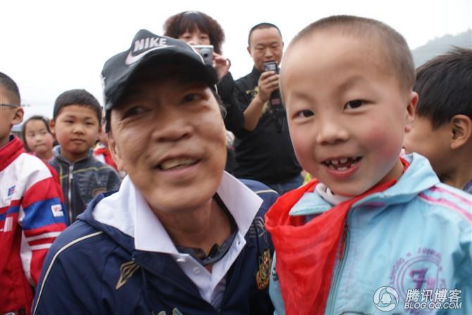 穿越地震带之什邡日记：地震周年谭咏麟黄日华众明星到蓥华小学