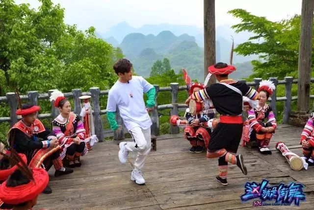 这就是街舞淘汰了一位外国选手,这就是街舞几个人抢桌子上的箱子