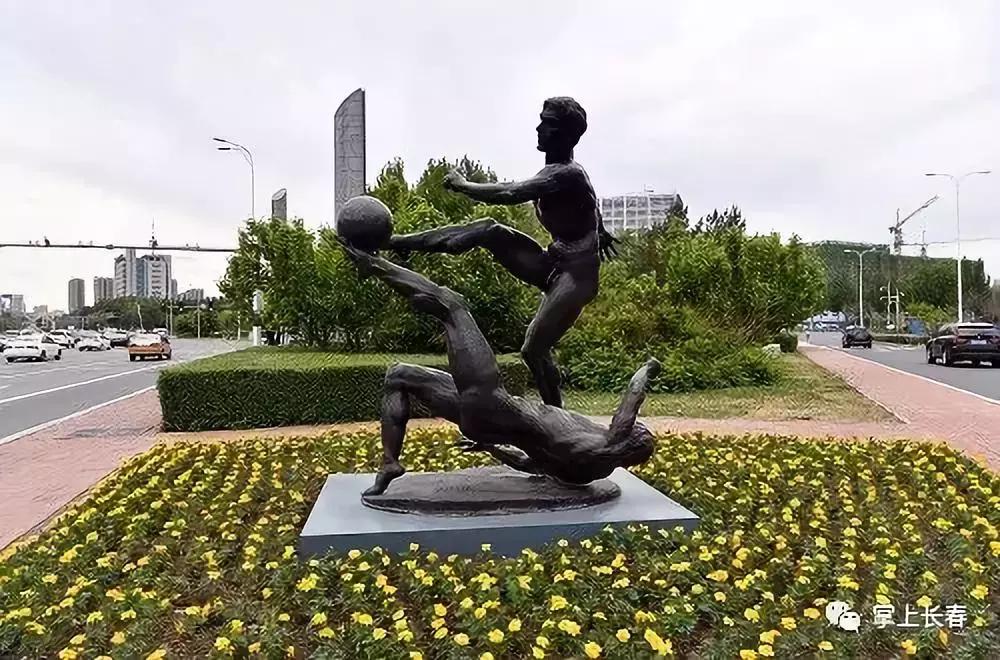 21组精美雕塑沿着长马赛道铺开，告诉我你看到了谁，我就知道你跑到了哪儿