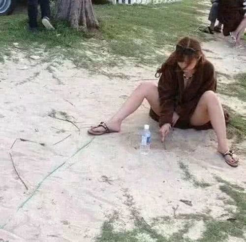 搞笑gif：公司搞活动，集体换裤袜比赛妹子们看起来不是很高兴啊