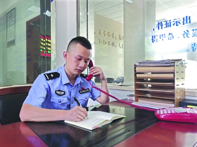 警察盲区逃犯救他一命,民警监控中看到火速现场援助