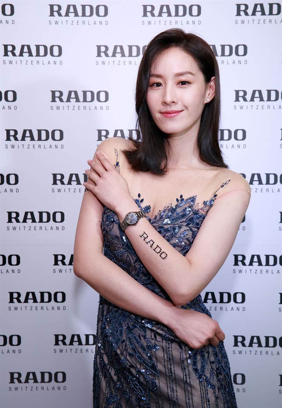 颜值高的白盘腕表,美出新高度的美女