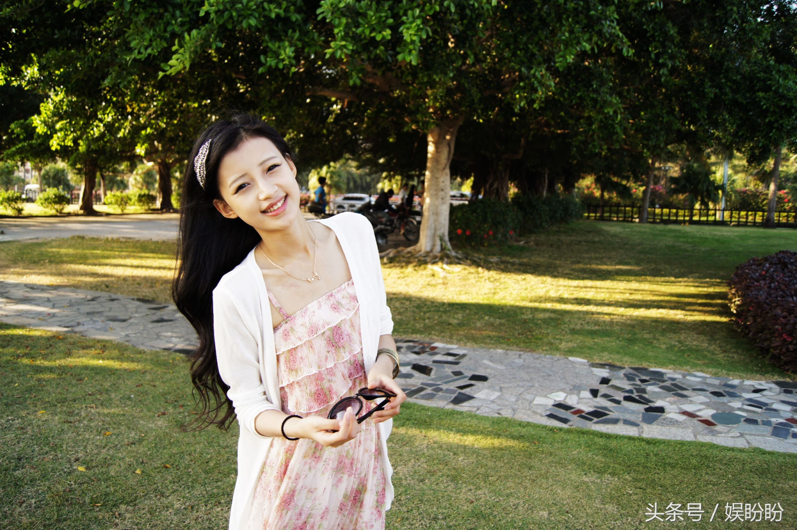 两人同演《大猫儿追爱记》，一人嫁入明星世家，她却冲进了好莱坞