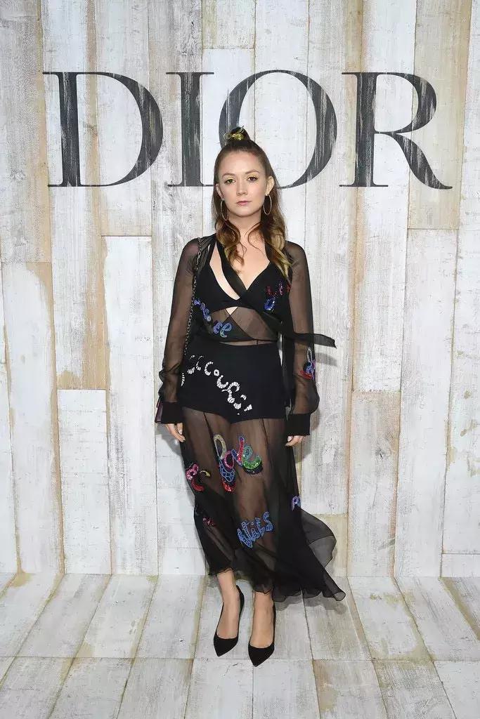 杨采钰迪奥马鞍包,杨采钰出席活动红裙惊艳十足