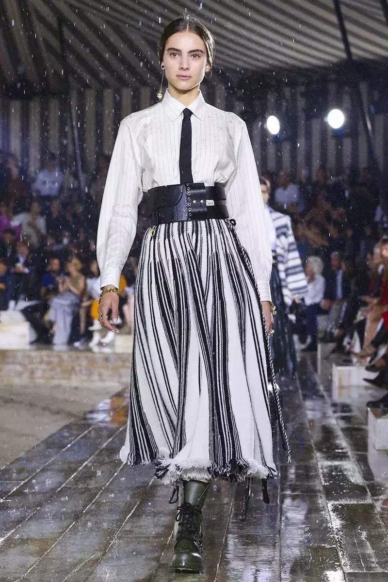 杨采钰迪奥马鞍包,杨采钰出席活动红裙惊艳十足