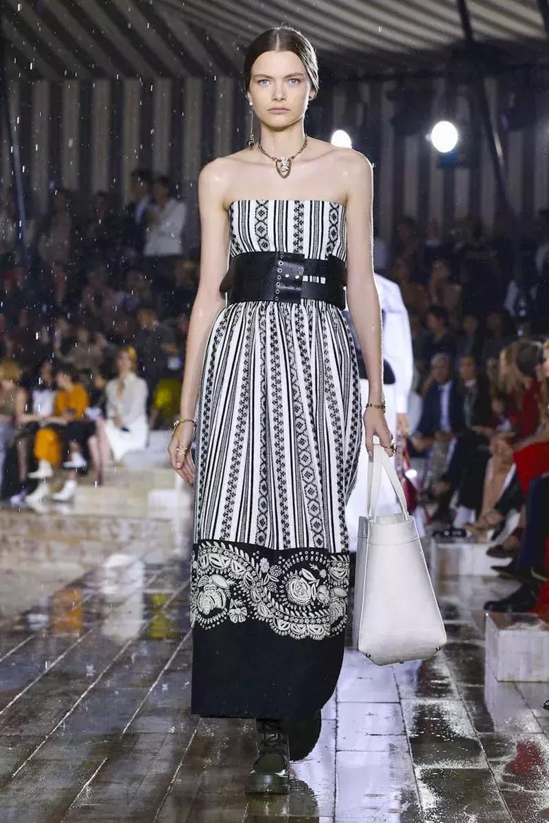 杨采钰迪奥马鞍包,杨采钰出席活动红裙惊艳十足