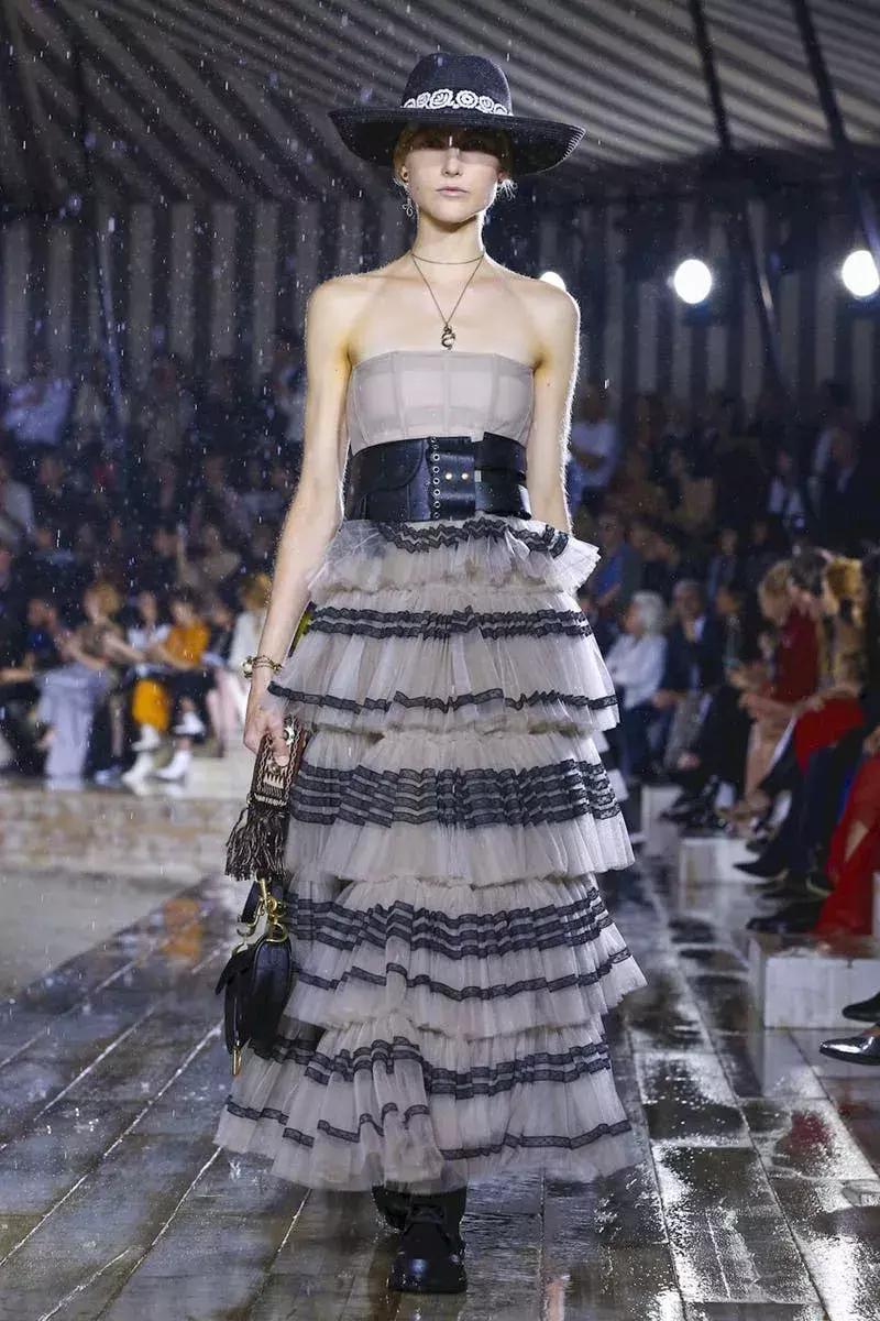 杨采钰迪奥马鞍包,杨采钰出席活动红裙惊艳十足