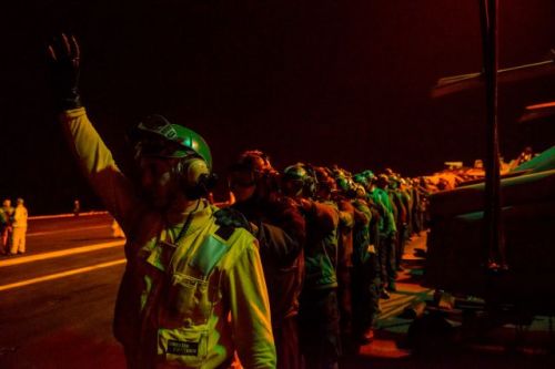 航母夜间打开探照灯,航母夜间起舞