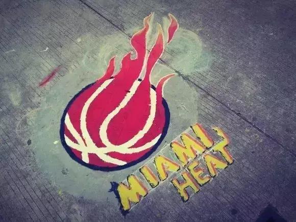 30所职校为井盖“整容”，以画会友，你的学校技术如何？