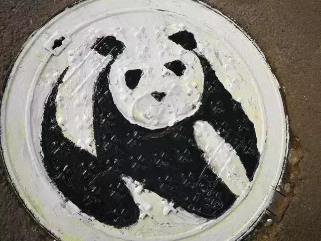 30所职校为井盖“整容”，以画会友，你的学校技术如何？