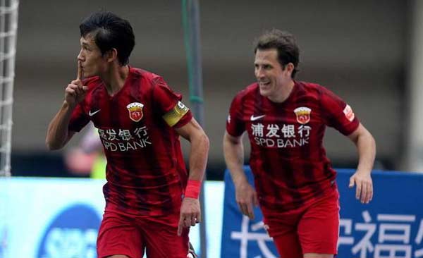 国足队员上场戴项链,国足袜子项链