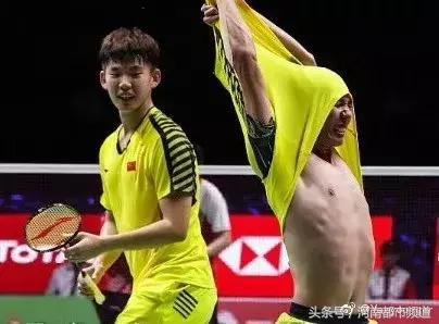 哈哈哈!国羽男队员撕衣服这个动作,连解说都忍不住笑了