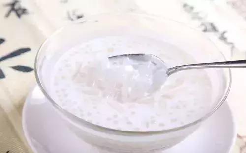 烧仙草有黑色的东西是龟苓膏吗,烧仙草是什么和龟苓膏有区别吗