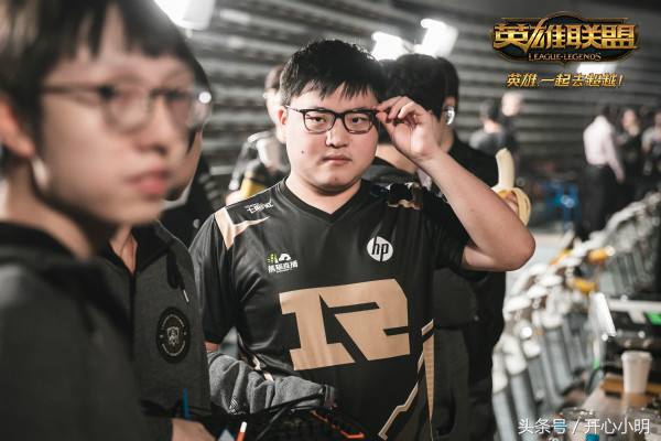 uzi下路四人传送名场面,uzi下路成了突破口