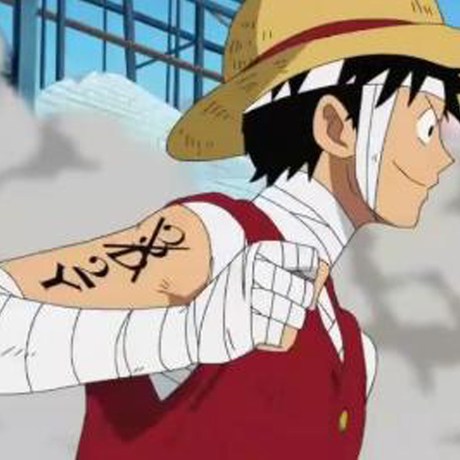 海贼王路飞身上穿船长的衣服,海贼王路飞两年前两年后的装扮