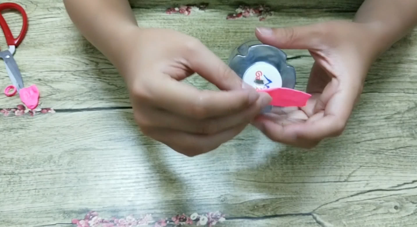 塑料瓶上打两个洞，马上变成打气筒，吹气球省力又省时，简单易学