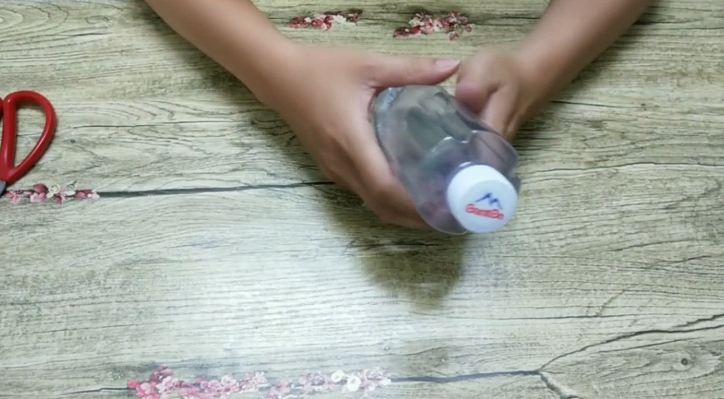 塑料瓶上打两个洞，马上变成打气筒，吹气球省力又省时，简单易学