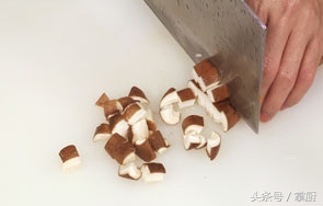 豌豆烧冬笋香菇怎么做好吃,冬笋最好吃的做法家常菜