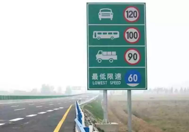 怎么判断摄像头是拍违章还是超速,摄像头如何闪才算违章