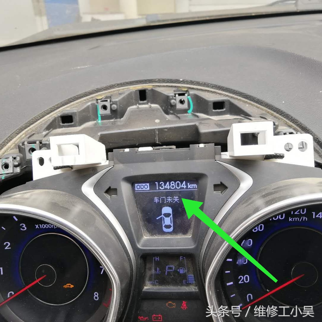 现代汽车近光灯不亮故障检查步骤,现代开着大灯突然不亮