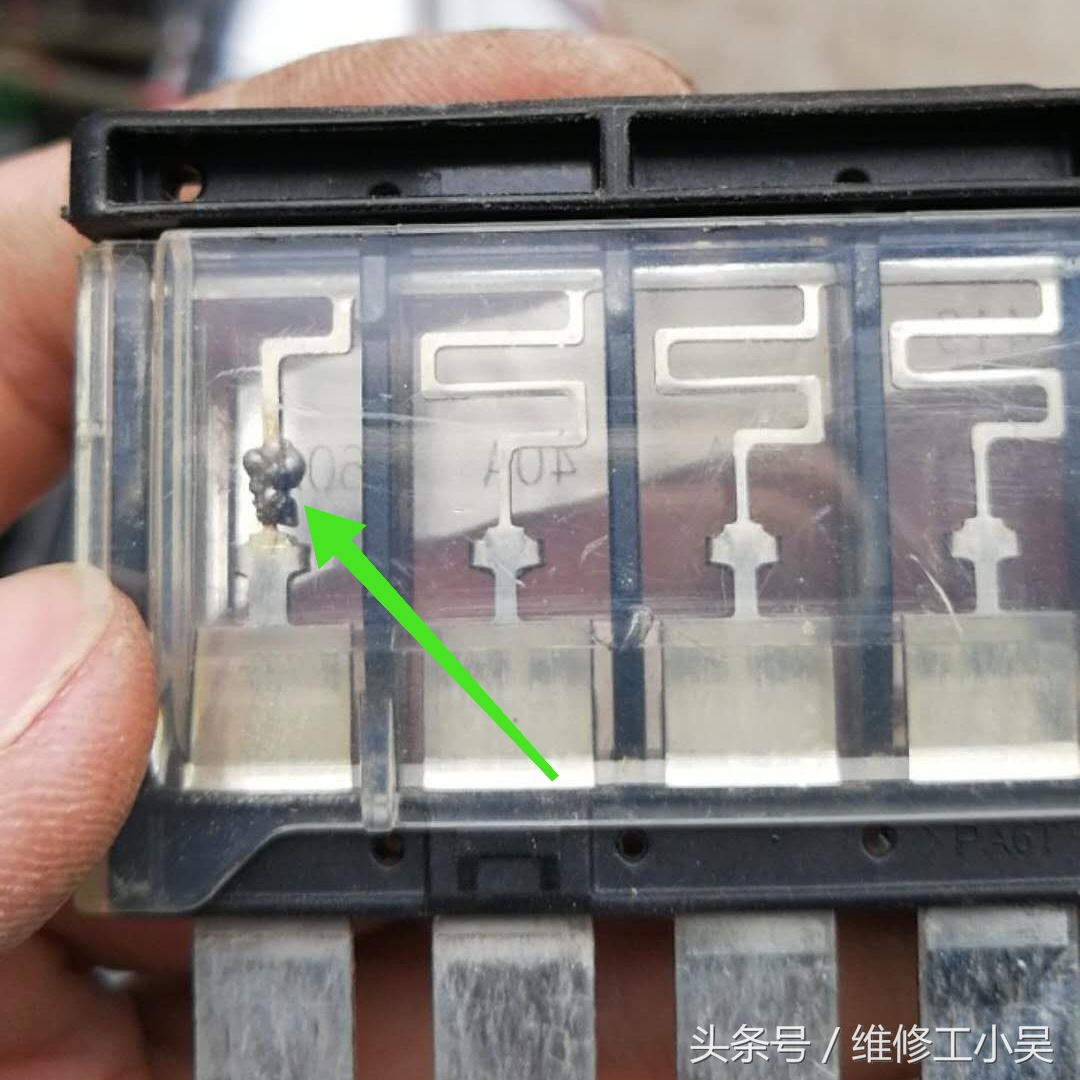 现代汽车近光灯不亮故障检查步骤,现代开着大灯突然不亮