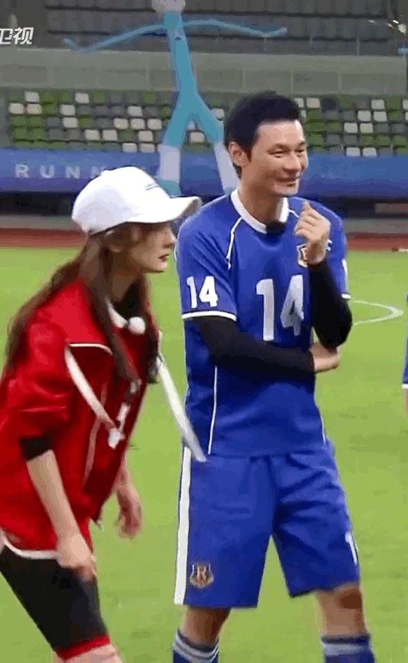杨幂奔跑吧踢足球是哪一期,杨幂参加跑男踢足球运动范儿满满