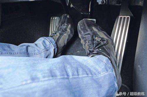 半挂科二倒车入库正确看点慢教程,科二倒车入库一把过的绝招