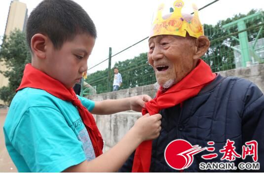 103岁老人又唱又跳过生平第一个儿童节本世纪10年后给上世纪10后戴红领巾