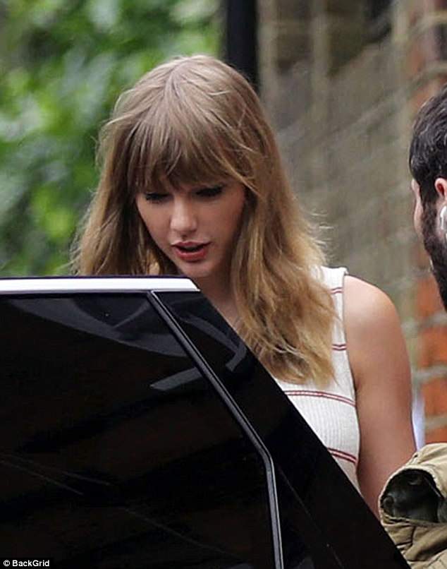 果然，霉霉还在英国，在酒吧霉霉与JOE共进午餐